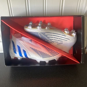 adidas Predator Edge + FG Diamond Edge - Vit/Blå - Säljer mina adidas fotbollsskor då dom inte passar mig, endast använda 1 gång, nypris: 2500