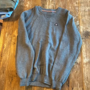 FQ1924 - Stickad tröja Storlek M nyskick. Aldrig använd