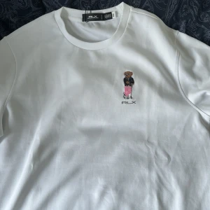 Ralph Lauren  - Helt oanvänd tröja från kollektionen RLX!  Köpt för 2200 används ej pga för stor för mig. Storlek M. Vid snabbköp kan pris diskuteras!