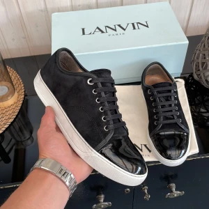 Lanvin - Säljer dessa extremt fräsha och feta lanvin cap toe i marinblå. Size uk6 vilket motsvarar 40 men passar upp till 42. Skick 9/10. Box✅extrasnören✅dustbag ✅. Hör av dig vid minsta lilla fundering!💯