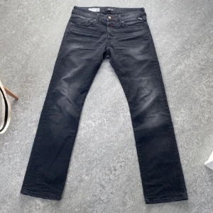 Replay waitom jeans - Säljer mina sjukt snygga replay jeans i modellen waitom. Säljer pga de inte kommer till användning. De är i perfekt skick! 