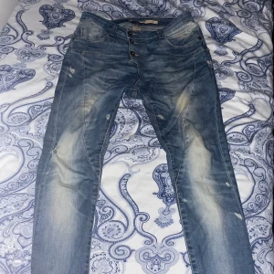 Slim fit jeans - Säljer dessa slim fit jeans med feta slitningar, storleken är 29/31. PRIS KAN DISKUTERAS
