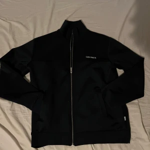 Les deux hel zip - Storlek L passar även M, skick 9/10 andvänd ett fåtal gånger, pris kan diskuteras! Skriv vid funderingar 