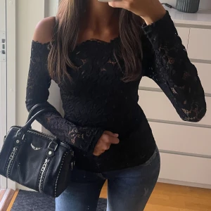 Spets topp - As snygg off shoulder spets topp. Brukar vara väldigt eftertraktade storlek 38 men skulle säga de passar 36  