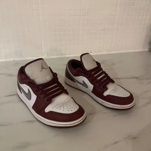 Jordan 1 low  - Jordan 1 low Bordeaux  Riktigt bra skick  