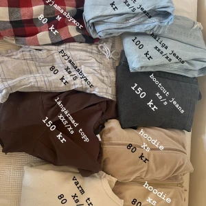 rena billiga plagg! - Säljer dessa billiga rena kläder/väskor. Storlek och pris kan ni se på bild, vill ni ha bilder skickar jag gärna det. Går att köpa i styck eller allt tillsammans (600 kr sammanlagt) (köpare står för frakt om hen vill ha leverans utanför göteborg).