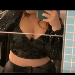 Paljettopp  - Paljettopp i storlek 40 från Nelly, i väldigt fint skick🥰