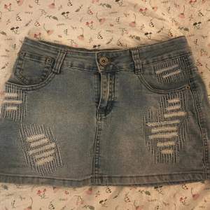 Säljer denna skitcoola vintage jeanskjolen😍 superbra skick och så fin till hösten med en stickad tröja! Priset går att diskutera! 