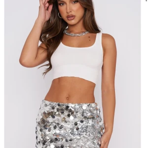Silvrig paljett kjol - En silvrig paljett kjol som kan styla upp en outfit, den är lite längre än på bilden då jag köpte den från en annan butik i Santa Barbara. Den är i storlek M