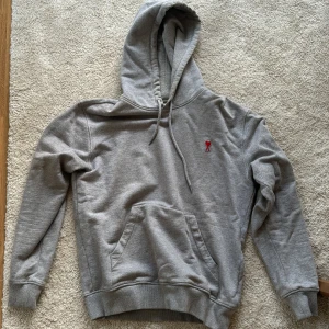 Ami Paris hoodie - Ami Paris hoodie i storlek M.  Inköpt i Paris 2019 för 299 euro. Nyskick då jag snabbt växte ur den och har sedan dess haft den i garderoben bara. 