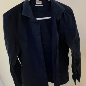 Filippa K skjorta  - Hej! En mycket stollig skjorta från Filippa K! Köp den och känn dig vacker varje gång den sätts på ! 