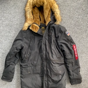 Alpha Industries Polar Vinterjacka - Alpha Industries Polar Vinterjacka, parka. Perfekta jackan för vintern. Otroligt bra skick. Storlek: S men passar även M. Köpt på Zalando. Nypris: 3195kr. Hör av er vid eventuella frågor!!