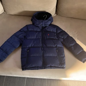 Polo Ralph Lauren jacka - Hej, jag säljer en Polo Ralph Lauren jacka i mycket bra skick. Den är perfekt för både hösten och vintern och säljs i ett bra pris.  Original pris: 3295 kr Mitt pris: 1599 kr 
