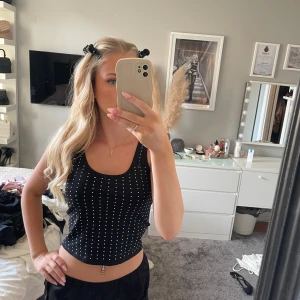 Rhinestone topp - Topp med stenar på