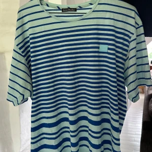 Acne studios T-shirt - Randig snygg tisha från acne. Luftigt härligt material rätt ovanlig modell.
