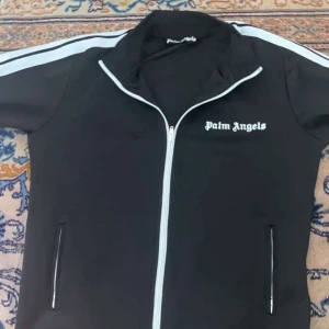 Palm angels zip - Palm angels zip upp väldigt trändig och sitter perfekt.