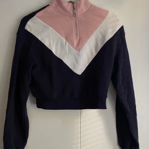 Flerfärgad tjocktröja i fint skick  - Bomullströja med halv dragkedja  