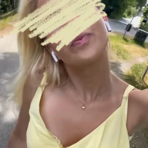 Volang topp, v-ringad - Jättefin flowig topp med volanger. Fin gul färg och inte genomskinlig! Justerbara band. Vid snabb affär kan priset bli lägre så passa på❤️