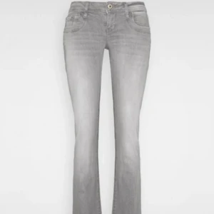 LTB jeans  - Skit snygga lågmidjade LTB jeans, säljer då de var för stor för mig. Helt nya endast testade kom med pris förslag!💕💕💕