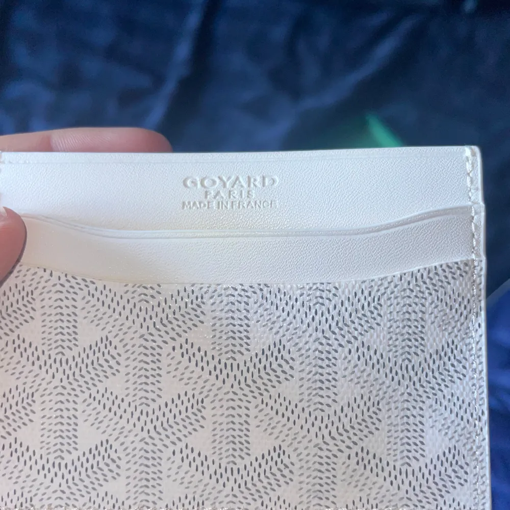 Säljer nu denna Goyard kort korthållare. Nypris är 4449kr. Säljer den så billigt då den har några år på nacken men det syns knappt. Den är riktigt snygg då den är vit med svart gråa detaljer. Det är bara att höra av sig vid frågor om plånboken🤗🤗🤗. Accessoarer.