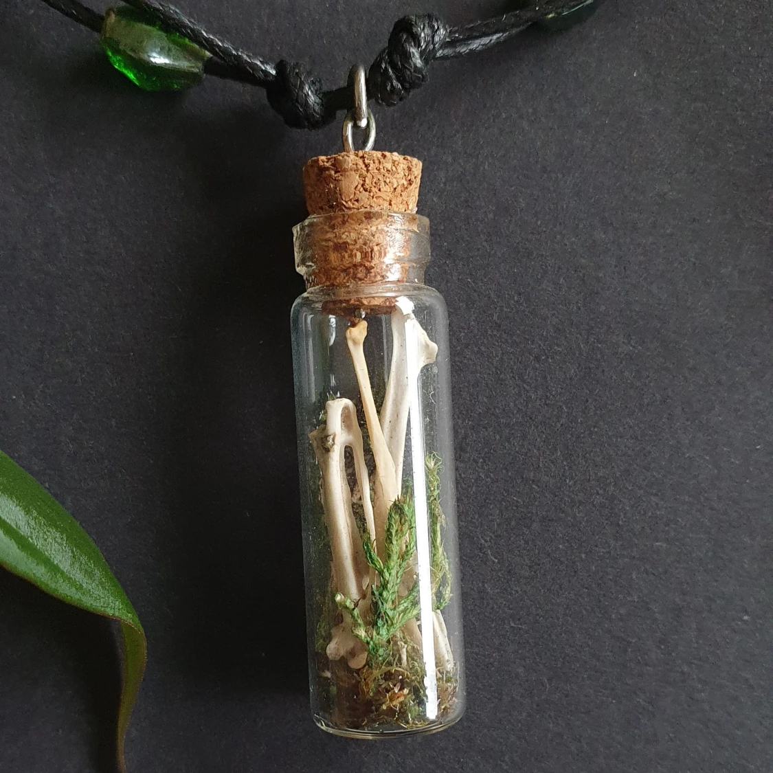 Halsband med glasflaska och naturdetaljer - 90