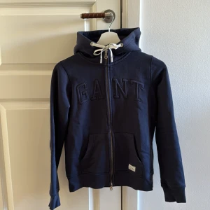 Gant kofta - Marinblå gant kofta i storlek XS. Passar även storlek S. Använd men i gott skick.