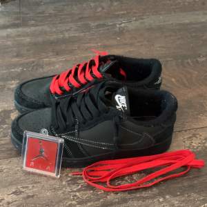 Tjena, säljer mina ej äkta Air Jordan 1 low Black Phantom som jag använt en/två gånger. Säljer för att de tyvärr är för små. Ordinarie pris för äkta är ca 8999kr och jag köpte de för 2300 säljer för 1200 men kan diskutera pris.