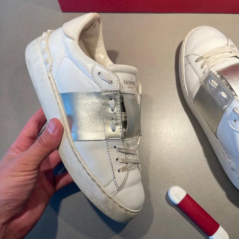 ‼️VI TAR EJ BYTEN‼️ Valentino open sneaker | Skick: 8,5/10 | Storlek 36,5 fits 37,5 | box skopåse & snören ingår | Fraktar inom 24H efter köp på köparens bekostnad 📦💨 | Hör av dig vid minsta fråga eller fundering 💭 . Skor.