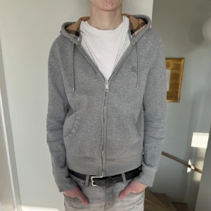 Burberry hoodie - Inga defekter förutom ena dagkjedjan som man ser på sista bilden (inget som påverkar vardaglig användning).  Säljs endast då den är för liten Pris kan diskuteras 
