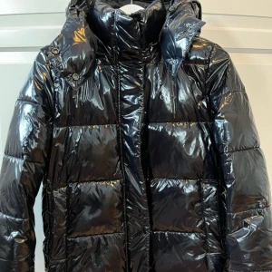 Jacka Calvin Klein  - Hej! Säljer denna pga att ja vill köpa en ny, det är en lånad bild men de är samma jacka. Skriv privat för egna bilder!💓