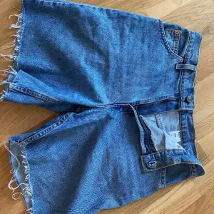 Blå levisshorts köpa second hand. Står inte storlek men passar en 36/38 beroende på hur en vill de ska sitta. Midjemått 39