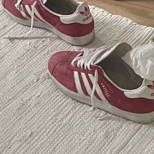 Adidas gazelle - Jätte fina adidas skor! Perfekt nu till hösten, riktigt bra och fräsch form. Tvättade och knapp syn på användning!🤎🤎😊😊