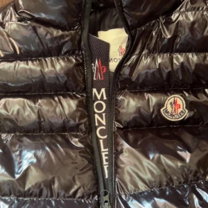 Moncler väst - Säljer denna moncler väst som är i nyskick. Använd fåtal gånger. Köpt på plick för ca 3500kr