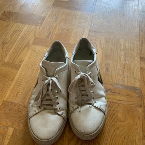 Axel arigato skor - Säljer dessa vita arigato skor. Säljer då de inte används längre. Skriv vid frågor!