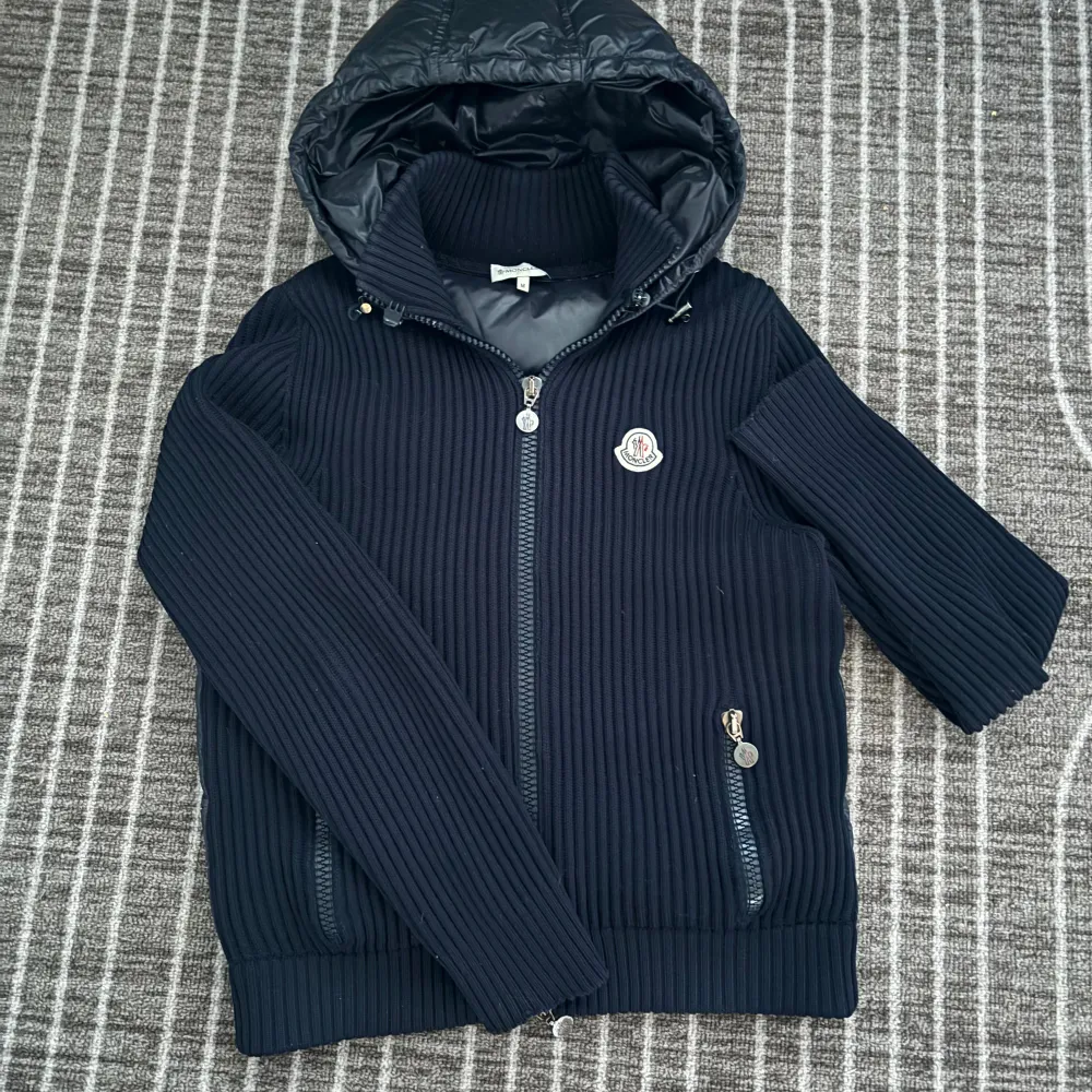 Riktigt snygg moncler cardigan i storlek M. Sitter åt s hållet. Bra skick. Defekt finns nere vid ärmen då den är lite rispad men inget man tänker på. Jackor.