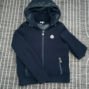 Moncler cardigan  - Riktigt snygg moncler cardigan i storlek M. Sitter åt s hållet. Bra skick. Defekt finns nere vid ärmen då den är lite rispad men inget man tänker på