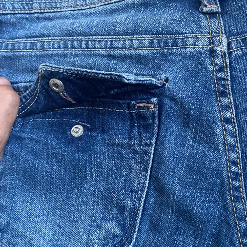 Shortsen är använda några gånger och sitter väldigt fint på benen och är även bekväma. Materialet är inte så ”tjockt” så det är skönt att ha dem på sommaren. Jeans & Byxor.