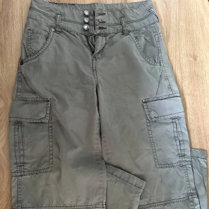 Cargo byxor - Jätte fina grön-gråa cargo byxor 