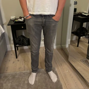 Replay jeans  - Svarta replay grover jeans. Jeansen är använda ganska mycket och har ett hål i skrevet. 