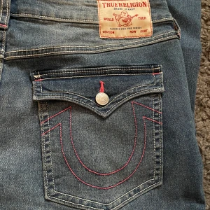 Rosa True Religion - Supersnygga true religions med rosa detaljer! Helt nya, köpta i USA, har inte hittat att man kan köpa dem nånstans på nätet. Bootcut modell och midrise!