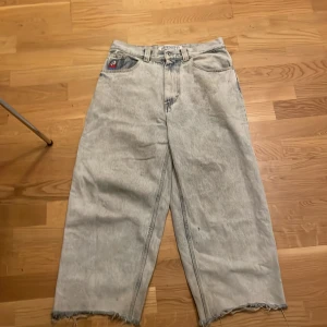 big boy jeans - ljus blå big boy jeans S. litet skumt märke på ena sidan av benet. storlek S men benen är lite klippta 