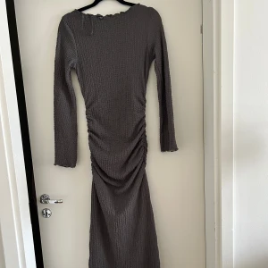klänning  - en helt ny lång klänning ifrån ginatricot använd endast en gång men är i nyskick. Jättefin! Pris går att diskutera 🤍