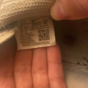 Air force 1 storlek 38.5 - Vita air force, inget hål i de utan bara smutsiga 