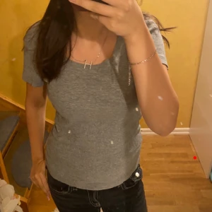 Grå tröja - En enkel grå tröja. Säljer för att jag inte använder. Finns inga defekter!🩷  storlekar: M-S