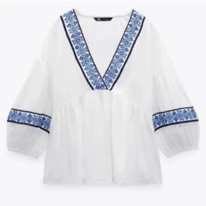 Blus zara - Säljer denna vita blusen från zara med blå detaljer. Den är väldigt eftertraktad och trendig! Superbra skick, storlek S passar S/XS skulle jag säga, även M möjligtvis 💕 