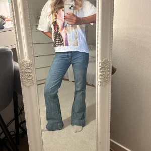 Lågmidjade jeans  - Såå snygga utsvängda lågmidjade jeans!!💕💕