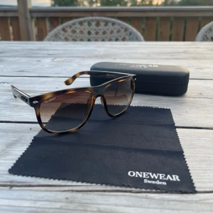 Rayban boyfreind rip off  - Säljer dessa Onewear glajjor som bara är använda 1 gång sen bara legat i lådan ! Väldigt lika de populära rayban boyfreind solglasögonen! 