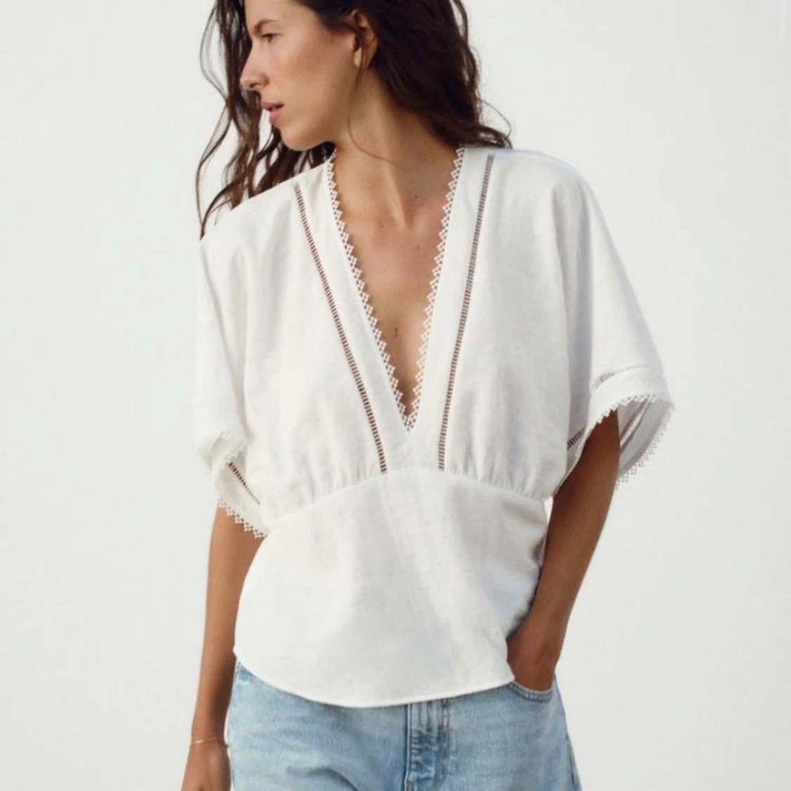 Vit blus med spetsdetaljer - 90