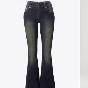 Weekday jeans  - Säljer dessa så snygga populära och lågmidjade jeans från Weekday, nypris 839kr, storlek w27, jeansen är helt nya och aldrig använda (endast testade) o säljer då de bara ligger i garderoben💕 kom privat för fler frågor och funderingar,samt fler bilder