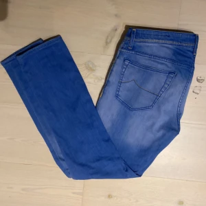 Jacob Cohen Jeans - Säljer dessa riktigt feta Cohens då de var lite för små för mig. Storleken som står är 33 men passar mer 31, kanske 32. Passformen e slim, modellen heter 688 (Bard) comfort. De är i superbra skick utan några defekter. Skriv för prisförslag och frågor